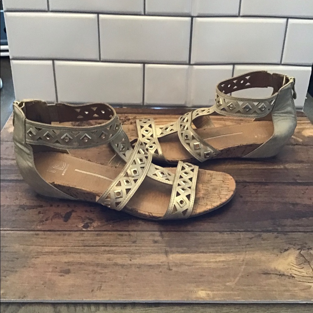 New directions sandal 9.5 imperfection on one sandal see picture